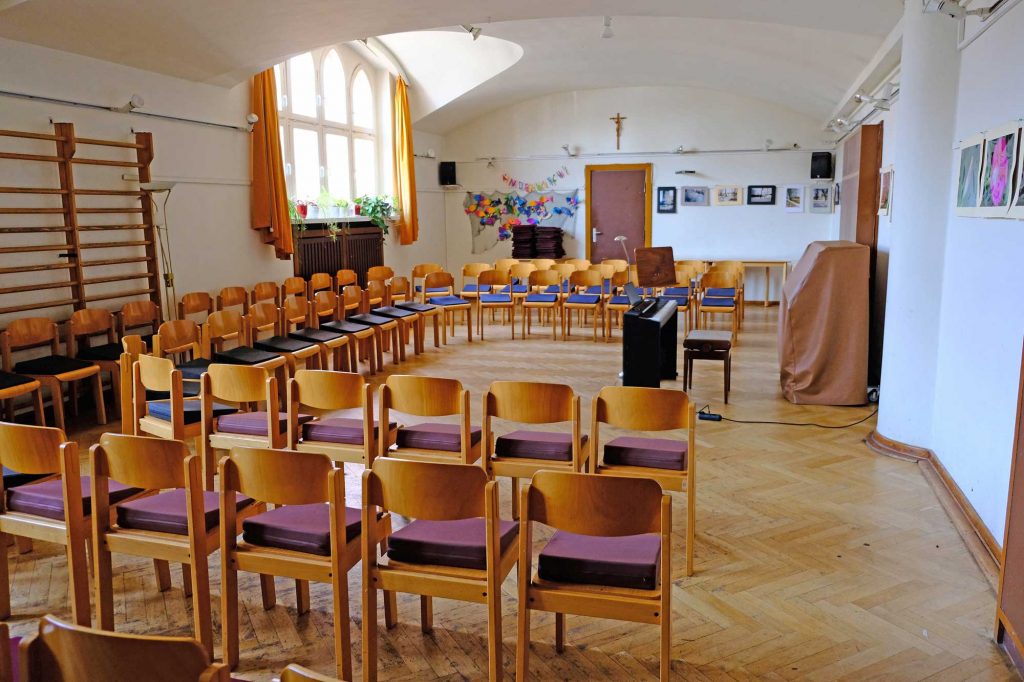Im Gemeindesaal probt der Kirchenchor